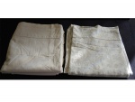 Jogo de cama de casal  Buddmeyer em algodão  na cor creme composto de 2 lençóis  sendo 1 com elástico com muitas marcas de uso.