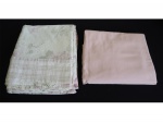 Jogo de cama de casal  Kasrten em algodão em algodão composto de 2 lençóis  sendo 1 cor de rosa e outro estamparia floral e bordas xadrez com muitas marcas de uso.
