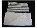 Jogo de cama de casal  composto de 2 lençóis Kasrten sendo 1 listrado e 1 branco composto com muitas marcas de uso.