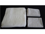 Um lençol  de cobrir para casal  listradinho creme e par de fronhas  estampadas, com muitas marcas de uso.