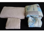 Duas peças  para cama juvenil sendo  uma colcha com 1 fronha com elástico e matelassê na cor rosa e um cobre leito estampado, um pequeno  descosturado no acabamento da borda descosturada.