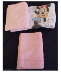 Jogo de cama juvenil, com 2 lençóis e uma fronha em algodão um rosa e de cobrir com motivos Disney.