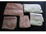 Duas toalhas de banho e 2 de rosto, 1 tapetinho Karsten nas cores rosa e branco   com fitas na cor rosa e lilás. (a de roso na cor rosa com uma pequena mancha de sanitária).