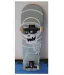 Skate montado profissional Solo Decks, Com. 80 cm. Construção do Shape 7 lâminas bitoladas, lixa já colada, rodas de poliuretano 53 mm/dureza 95ª, peso aprox. 2,200 kg.