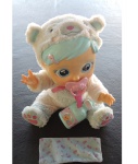 Boneca Cry Babies que chora lágrimas de verdade quando tira a chupeta, e faz som de bebê, fica dodói, braços e pernas articuladas, funciona com 2 pilhas, Alt. 31 cm.