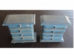 Par pequenas cômodas porta joias em madeira pintadas de azul marinho com 4 gavetas, uma delas com a pintura com leves descascados, 19 x 10, Alt. 23 cm.