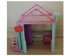 Casinha da Chelsea, Com. 28, Alt. 25 cm.