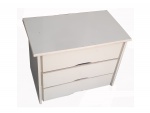 Mesa de cabeceira em MDF laqueada de branco com 3 gavetas frontais, com marcas de uso, 67 x 40, Alt. 53 cm.