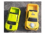Brinquedo: duas pick up executadas em plástico na cor amarela, 44 x 25 cm. e outra na cor verde limão, 40 x 20 cm.