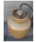 Botijão para gás de 13 kg. com válvula, com 1/4 do conteúdo.