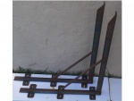 Par de mãos francesas em ferro reforçadas com marcas de ferrugem, Alt. 50, Prof. 60 cm.