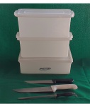 Kit para churrasco sendo 2 facas 1chaira amolador e 3 caixas plásticas sendo a maior com tampa danificada, 34 x 16 e 34 x 23 cm.
