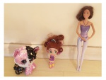 Duas bonecas sendo uma Barbie e um gatinho de pelúcia com lantejoulas, Alt. 30, 13 e  16 cm.