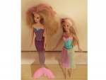 Duas Barbies,  Sereia, Alt. 35 cm. e outra com cabelo e mão customizadas. Alt. 29 cm.
