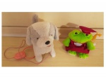 Dois bichinhos de pelúcia sendo Cachorro para 4 pilhas, late e anda, Com. 22, Alt. 23 cm. e uma sapinha, Alt. 26 cm