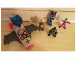 Nave a pilha porta da cabine articulada com piloto articulado, emite frases , acende luz e faz barulho, Com. 24, Alt. 8 cm. e quatro bonecos em plástico duro articulados, Batman, Coringa, Spinossauro e menino gato, Alt. de 9 a 8 cm