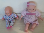 Dois bebezinhos com cabeça e membros de borracha e corpo de pano, Alt. 45 e 34 cm.