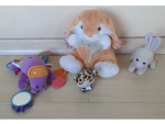 Quatro bichos de pelúcia, sendo  dois coelho, um macaco e uma oncinha, de tamanhos variados