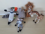 Cinco bichos de pelúcia de Madagascar de tamanhos variados