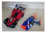 Dois brinquedos, um carrinho e um revólver em plástico duro, Com. 26 e 22 cm.