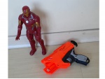 Um homem de ferro e um revólver laranja em plástico duro, Alt. 29, Com. 24 cm.