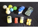 Brinquedos diversos sendo 5 carrinhos, 1 moto e  6 bolinhas