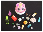 Hatchibebe movida a bateria, ovo com pequenos lascados e outros brinquedos, Total: 23 peças.