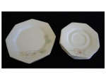 Cinco pratos em porcelana Schmid, bordas oitavadas decorados dom policromia sobre fundo branco sendo 1 pra sobremesa e 4 pires.