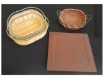 Cinco cestos  de  bambu com bordas de inox e ferro de dois modelos diversos, 29, 22 e 23 x 16 cm e uma bandeja laqueada  30 x 30 cm.