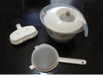 Secador de salada Plasutil, omeleteira de microondas e um coador, todas as peças de plástico branco.