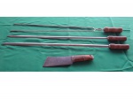 Três espetos para churrasco Tramontina em aço inox e cabo de madeira  e 1 cutelo, Com. 85 e 30 cm.