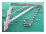 Mão francesa em ferro pintada de cinza, 60 x 50 cm. com grossa corrente de 70 cm.