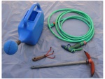 Uma mangueira com esguicho rápido adaptador de engate rápido Tramontina,1 regador,  1 enxadinha, e 1 escavador de canteiro, com marcas de uso.