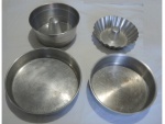 Duas formas de bolo Diam.21 x 10 e 20 x 5 e 2 duas formas circulares,  26 e 23, Alt. 5 e 6 cm.