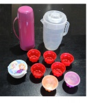 Kit Miscelania composto de uma garrafa térmica, 1 jarra para suco de plástico 2,5 l.  e 7 potes para gelatina sendo 2 com tampa e 1 pote com tampa Frozen.