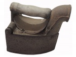 Antigo ferro à carvão executado em ferro e pega em madeira, com marcadas do tempo, Com. 18, Alt. 10 cm.