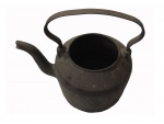 Antiga chaleira executada em ferro com marcas do tempo, Com. 28, Alt. 30 cm.