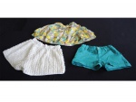 Três roupas juvenis sendo 2 shorts um branco e outro azul e uma saia estampada, Tam. 6 a 8 anos.