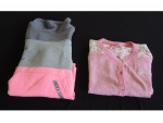 Dois agasalhos juvenis femininos n. 10 sendo um cardigan Barbie e um pulôver nas cores cinza e rosa.