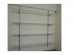 Estante com 4 prateleiras de vidro com trilho, Com. 100, Alt. 100, Prof. 16 cm.
