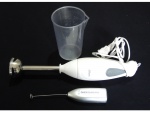 Um mixer/batedeira de imersão, Oster  com copo medidor e um misturador à pilha.