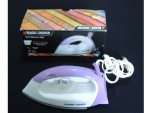 Ferro Black  & Decker a seco na cor lilás e branco.