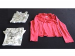 Três blusas juvenis n. 10 sendo uma cor de rosa com babadinhos, e duas estampadas com  cara de animais, sendo a branca de manga curta.
