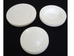 Parte de guarnição em porcelana branca Marie Claire para jantar composto de: 5 pratos principais,  4 pratos para sopa e 3 para sobremesa.