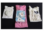 Três blusas juvenis de 8 a 10 anos, sendo 1 Disney, 1 branca com aplique de coração em alto relevo e oura I love bags.
