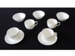 Peças em porcelana branca sendo: quatro xícaras para chá sendo 2 sem pires e 3 bowls, 6 x 13 cm.