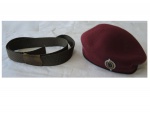 Boina de grená paraquedista com símbolo do exército e um cinto militar.