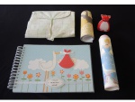 Kit baby composto de álbum, trocador, 2 fachas decorativos e luminária de gatinho.