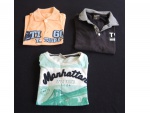 Três camisas  infantis, masculinas  Tam. 6,  sendo uma na cor goiaba, juma com estampa Manhattan e outra preta com gola cinza.