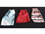 Três bermudas masculinas de 2 a 4 anos duas estampadas e 1 grená.
